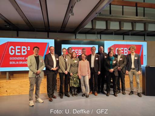 Gruppenfoto vor Banner der Geoenergie-Allianz