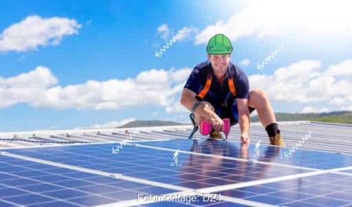 Im Bild ein Monteur auf dem Dach beim Installieren einer Photovoltaik-Anlage als Symbol für das Partnernetzwerk von DZ4.
