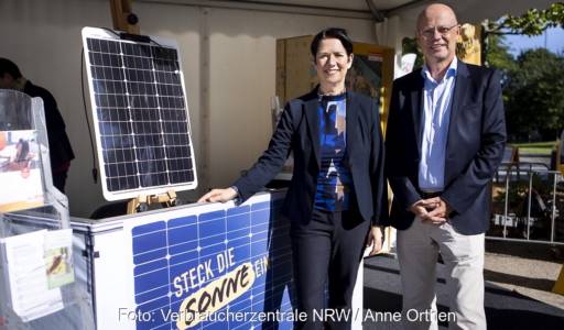 Im Bild NRW-Verbraucherschutzministerin Silke Gorißen und Wolfgang Schuldzinski, Vorstand der Verbraucherzentrale NRW, mit einem Steckersolar-Gerät.