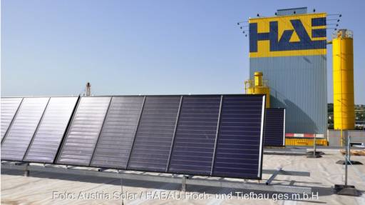Im Bild eine Solarkollektor-Anlage, die Solare Prozesswärme für die Betonherstellung in Österreich liefert.