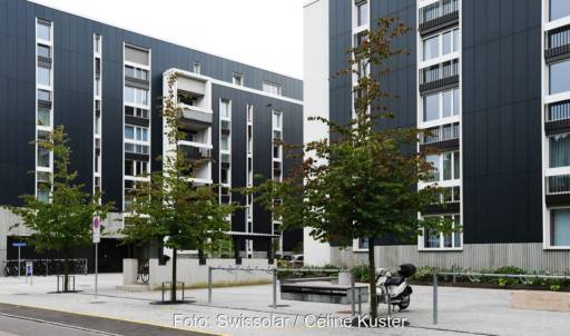 Im Bild eine PV-Fassade, für die das Übergangsdokument „Planung und Brandschutznachweis von hinterlüfteten PV-Fassaden“ gedacht ist.