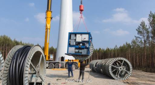 Im Bild ein Baustellenkran und eine Windenergieanlage, Die Aktie der PEN AG ist in den TecDAX aufgenommen worden.
