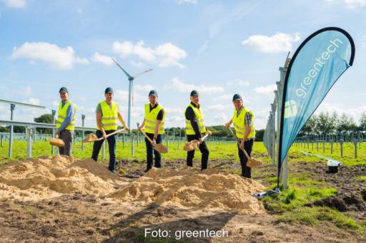 Fünf Männer mit gelben Westen und Spaten - Baustart für Photovoltaik-Projekt von greentech.