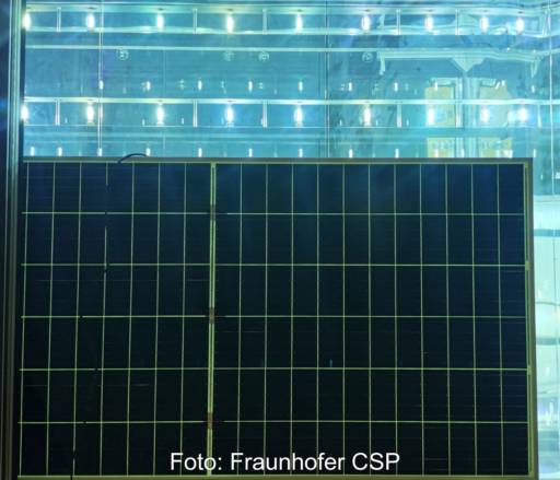 Aufrecht stehendes Solarmodul, das rückwärtig von UV-Licht bestrahlt wird.