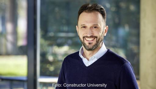 Im Bild Professor Dr. Yilmaz Uygun von der Constructor University Bremen, der die Windkraftanlage aus dem 3D-Drucker entwickelt.