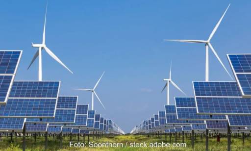 Im Bild Windenergieanlagen und Photovoltaik-Module, deren Beitrag zur Stromerzeugung in den Langfristszenarien des BMWK laut BEE unterschätzt werden.