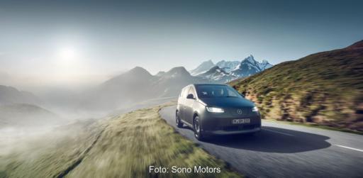 Ein Fahrzeug auf einer kurvigen Straßen in den Alpen.