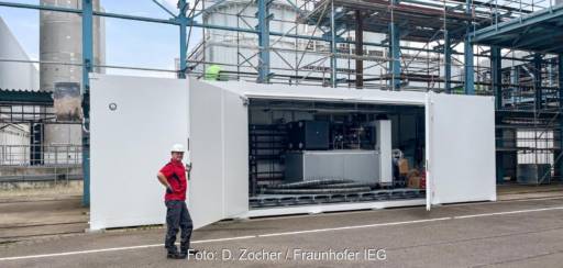 Offener Großcontainer mit Mitarbeiter auf einem Industriegelände