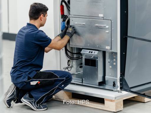 Im Bild ein Arbeiter, der an dem Photovoltaik-Langzeitspeicher Picea arbeitet.
