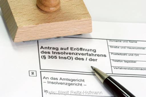 Blanko-Antrag zur Eröffnung eines Insolvenzverfahrens mit Stempel udn Kugelschreiber.