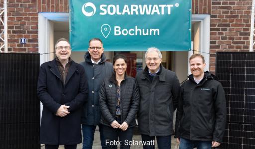 Das Dresdner Solarunternehmen Solarwatt baut in Bochum einen eigenen Handwerksbetrieb auf, der pro Jahr bis zu 1.000 neue Photovoltaik-Anlagen installieren und in Betrieb nehmen soll.