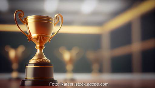 Goldener Pokal auf einem Sockel als Symbol für German Renewables Award oder einen Preis oder Auszeichnung.