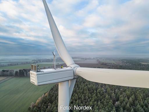 Eine Gondel von Nordex in lauftiger Höhe mit zwei Mitarbeitern.
