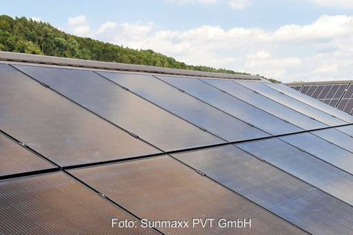 Schräges Dach mit Sunmaxx-PVT-Modulen