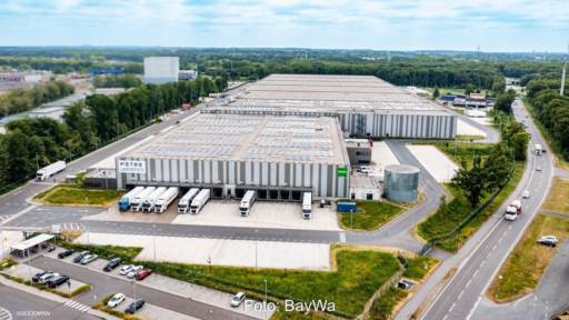 Luftaufnahme eines Logistikzentrums mit PV-Anlagen auf den Flachdächern.