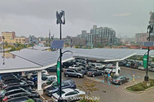 Parkplatz vor Supermarkt mit Photovoltaik in Brooklyn/New York. Im Hintergrund typische Hochhäuser.