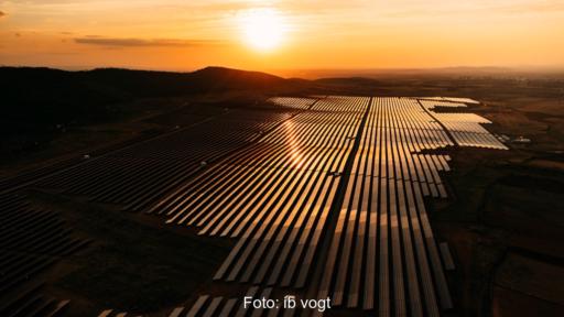 Luftbild von Photovoltaik-Kraftwerk in Spanien bei schräg stehender Sonne