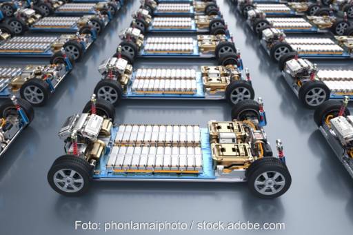 Blick in einer Werkhalle mit Batteriefahrzeugen.