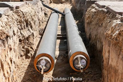 Zwei Wärmeleitungen in einem ausgehobenen Erdschacht.