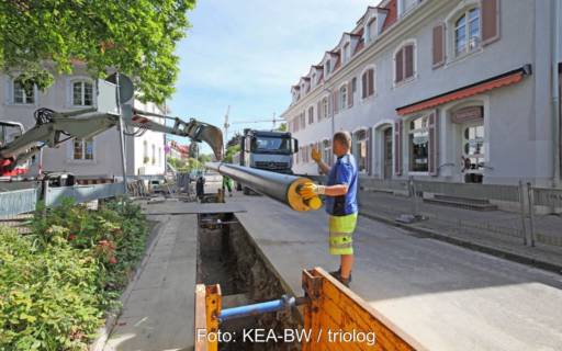 Verlegung von Rohren in einer Straße eines kleinen Städtchens.