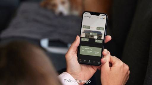 Ein Smart-Telefon zeigt eine App für das Energiemanagement im Haus.