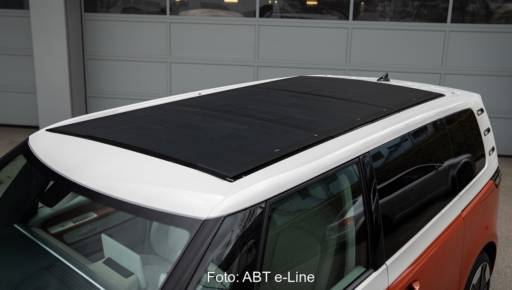 Im Bild ein ID. Buzz von Volkswagen mit Solardach.