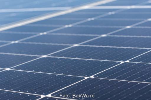 Zoom auf eine Photovoltaikfläche.
