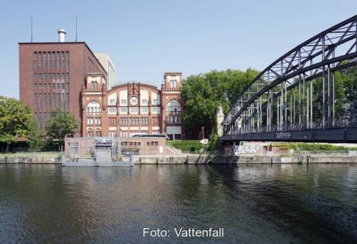Blick über Kanal auf eine historische Fassade - Heizkraftwerk von Vattenfall für Fernwärme Berlin