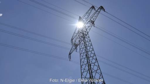 Im Bild ist eine Hochspannungsleitung als Symbol für den erforderlichen Netzausbau der N-Ergie.