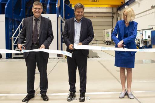 Im Bild Vizekanzler Robert Habeck, der die Drehmomentnormalmesseinrichtung im Kompetenzzentrum Windenergie der Physikalisch-Technischen Bundesanstalt (PTB) eröffnet.