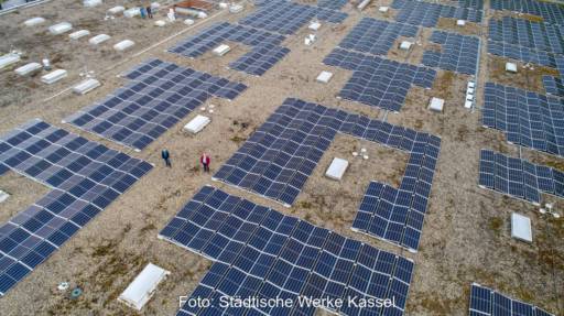 Luftbild einer großen PV-Anlage auf einem Industrieflachdach.