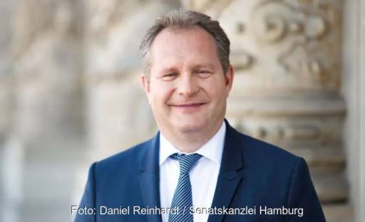 Im Bild ist Jens Kerstan, Senator für Umwelt, Klima, Energie und Agrarwirtschaft, der die Solarpotenzialstudie in Hamburg zum Anlass nehmen will, die Anstrengungen im Bereich PV zu verstärken.