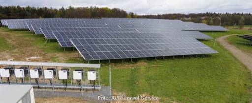 PV-Anlage auf einem Deponiehügel.