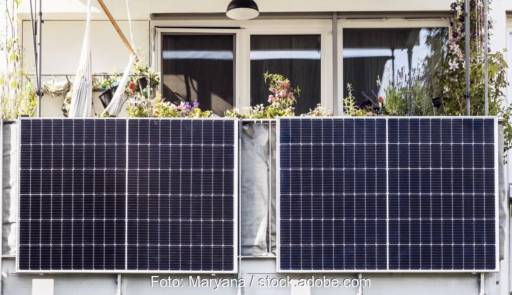 Im Bild ein Balkonkraftwerk, ein Mieter Ehepaar aus Kiel hat gerichtlich erstritten, dass es ein solches installieren darf.