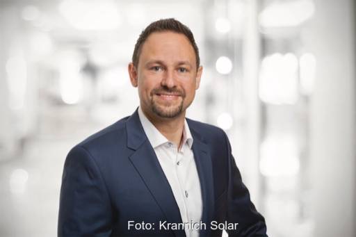 Jan Brunner von Krannich Solar, ein Mann mit Bart im Anzug, schaut mit einem freundlichen Lächeln in die Kamera.