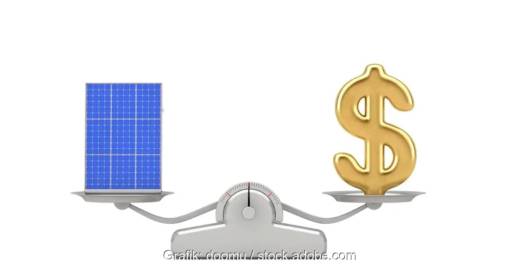 Im Bild eine Waage mit PV-Modul und Dollarzeichen als Symbol für die Trendwende, die sich für Preise für Photovoltaik-Module im Januar 2024 abzeichnet.