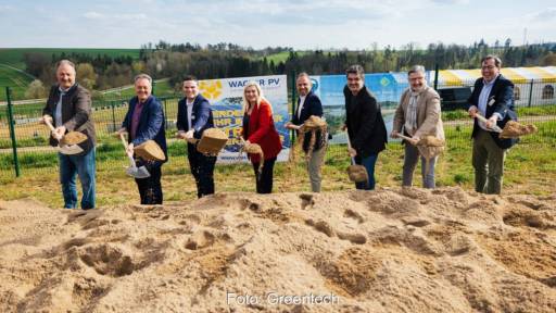 Spatenstich vom Photovoltaik-Spezialist Greentech in Großheirath mit Offiziellen aus Politik und Wirtschaft im Bild.