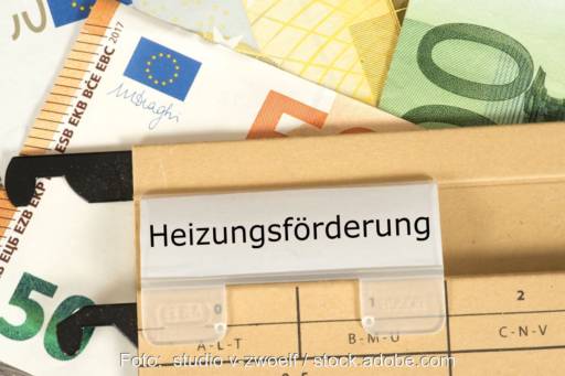 Hängemappe mit Aufschrift Heizungsförderung und Geldscheinen.