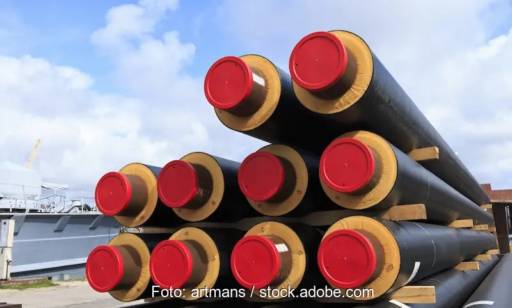 Im Bild Fernwärmerohre, die auf die Verlegung warten. Der Fernwärmegipfel hat einen Aus- und Umbau der Wärmenetze angekündigt.