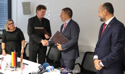 Im Bild Offizielle von BMZ und der Regierung von Nordmazedonien beim Signing Event.