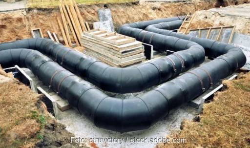 Im Bild die Rohre eines Wärmenetzes, die „Wärme- und Klima-Kommission Hanau“ will die die kommunale Wärmeplanung zum Ausbau der Wärmenetze nutzen.