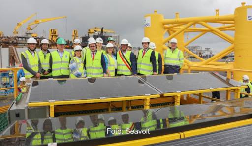 Im Bild Offizielle vor PV-Modulen auf der Testplattform von Seavolt für die Offshore-Solarenergie.