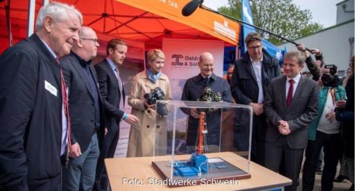 Im Bild sind Bundeskanzler Olaf Scholz und weitere prominente Politiker:innen, die die Inbetriebnahme vom Geothermie-Heizwerk in Schwerin besuchten.
