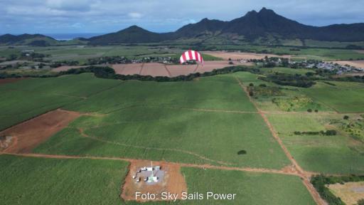Eine drachenbasierte Flugwindkraftanlage des deutschen Herstellers Sky Sails Power speist grünen Strom aus Höhenwinden in das Inselnetz von Mauritius ein.
