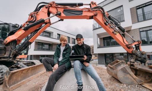 Im Bild zwei Bewohner:innen, die am Photovoltaik Batteriespeicher-Sharing Projekt in Bielefeld teilnehmen.