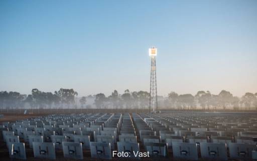 Gitterturm vor blauem Himmel, Spiegel sind darauf ausgerichtet, die Turmspitze scheint zu leuchten: ein CSP-Turmkraftwerk.