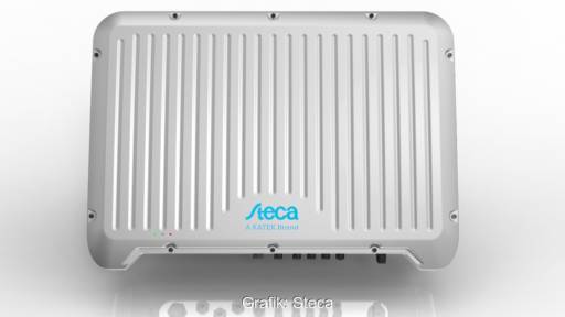 Silberfarbene Kiste mit Rillen, Spiegelung in Untergrund zeigt Anschlüsse - der Steca-Hybrid-Wechselrichter mit Notstrom-Funktion