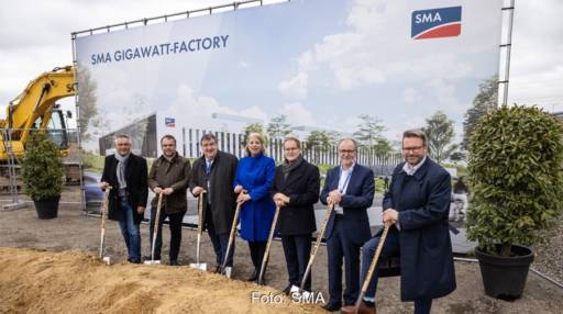 Im Bild ist eine Reihe von Menschen aus Politik und von SMA mit einem Spaten in der Hand als symbolischen Spatenstich für die SMA Gigawatt-Factory.