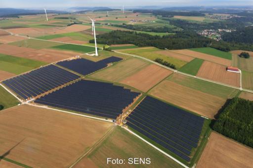 Luftbild eines Solarparkes nebst Windanlagen.