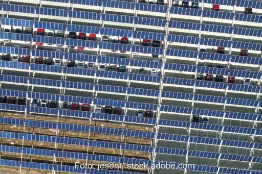 Luftauzfnahme aines PV-überdachten Parkplatzes mit Autos